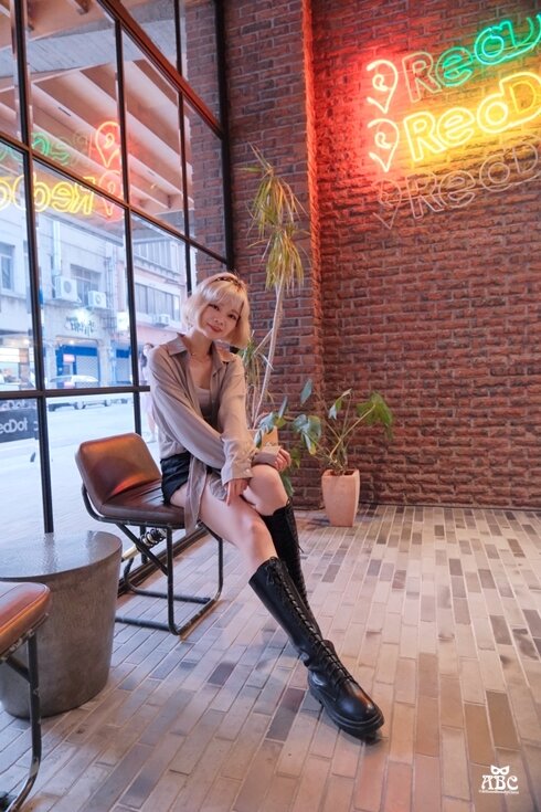 台中住宿紅點文旅|文青潮酷風格旅店，超大溜滑梯、膠囊咖啡機，走路就到中華路夜市！