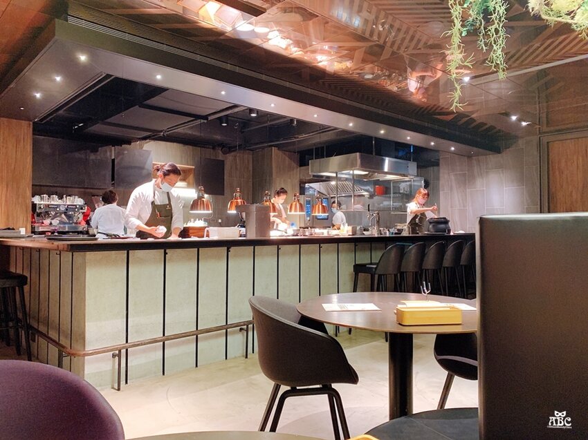 台中住宿紅點文旅|文青潮酷風格旅店，超大溜滑梯、膠囊咖啡機，走路就到中華路夜市！