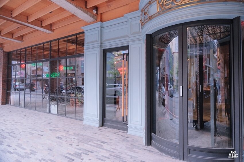 台中住宿紅點文旅|文青潮酷風格旅店，超大溜滑梯、膠囊咖啡機，走路就到中華路夜市！