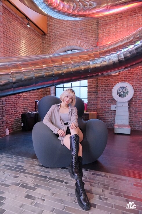 台中住宿紅點文旅|文青潮酷風格旅店，超大溜滑梯、膠囊咖啡機，走路就到中華路夜市！