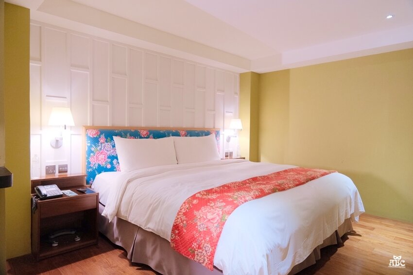 台中住宿紅點文旅|文青潮酷風格旅店，超大溜滑梯、膠囊咖啡機，走路就到中華路夜市！