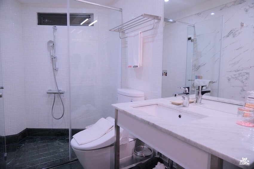 台中住宿紅點文旅|文青潮酷風格旅店，超大溜滑梯、膠囊咖啡機，走路就到中華路夜市！