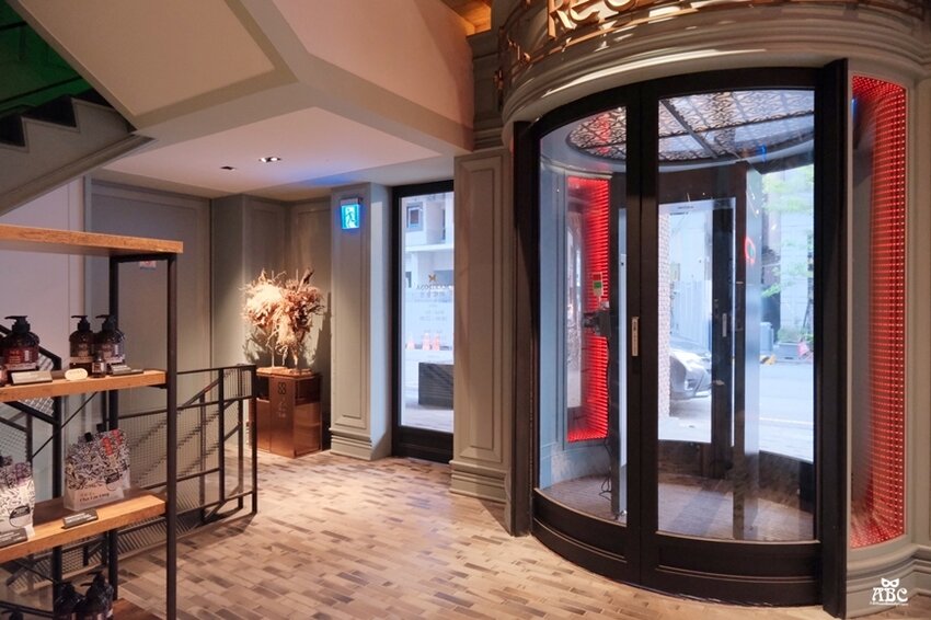 台中住宿紅點文旅|文青潮酷風格旅店，超大溜滑梯、膠囊咖啡機，走路就到中華路夜市！