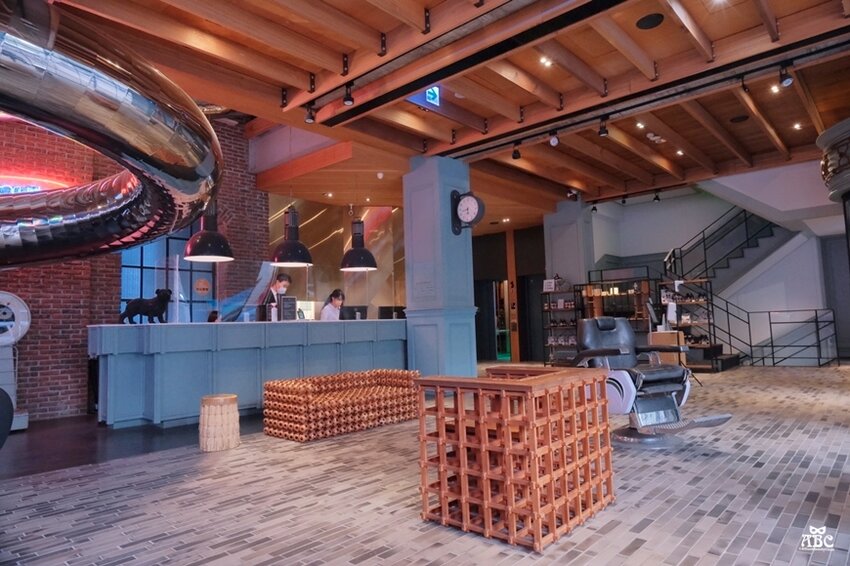 台中住宿紅點文旅|文青潮酷風格旅店，超大溜滑梯、膠囊咖啡機，走路就到中華路夜市！