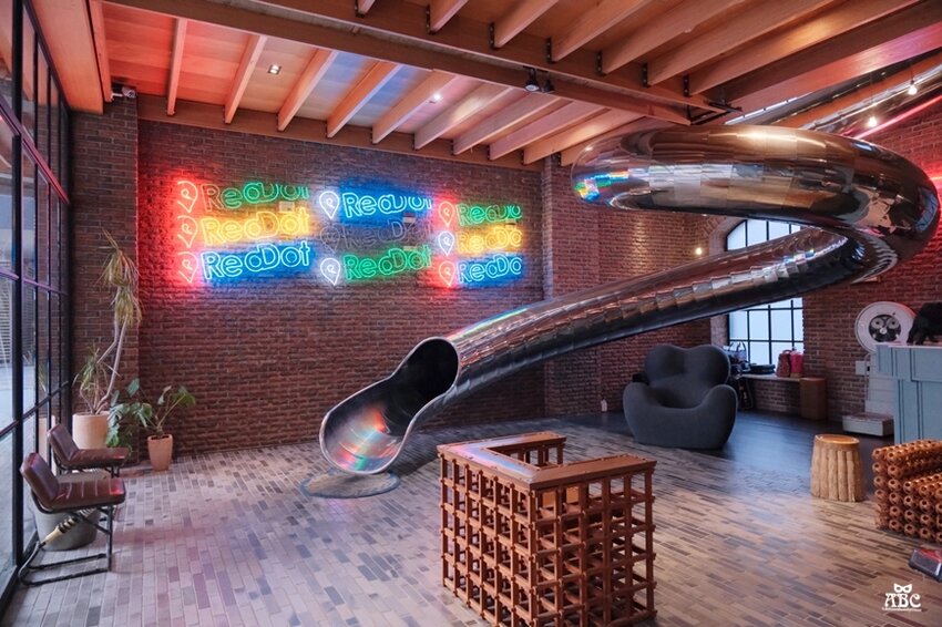 台中住宿紅點文旅|文青潮酷風格旅店，超大溜滑梯、膠囊咖啡機，走路就到中華路夜市！