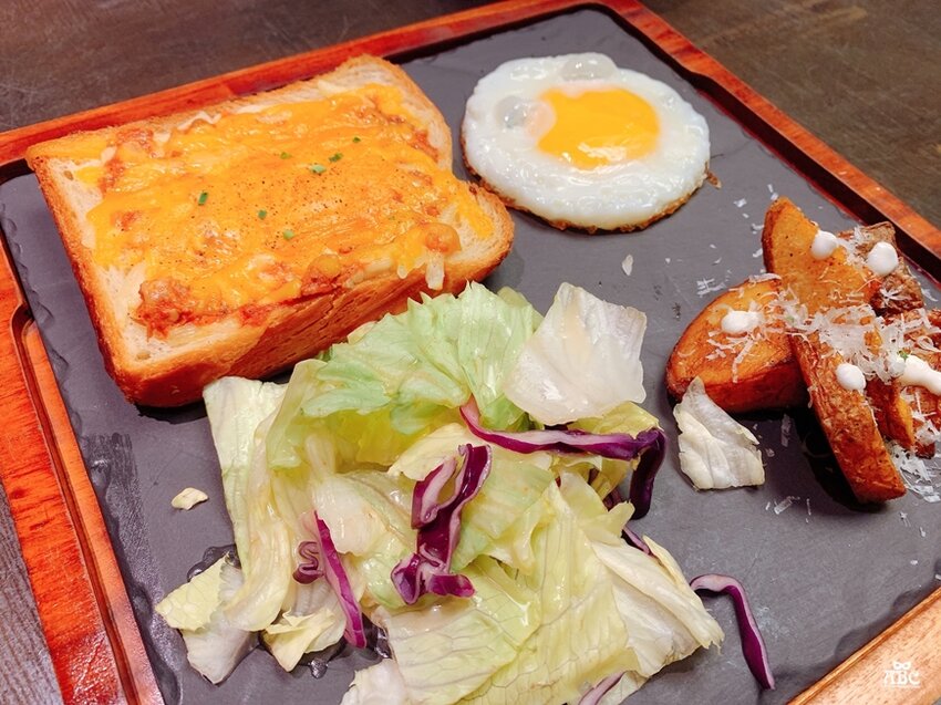 台中住宿紅點文旅|文青潮酷風格旅店，超大溜滑梯、膠囊咖啡機，走路就到中華路夜市！