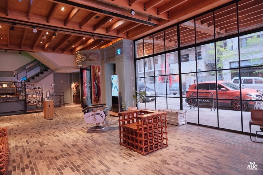 台中住宿紅點文旅|文青潮酷風格旅店，超大溜滑梯、膠囊咖啡機，走路就到中華路夜市！