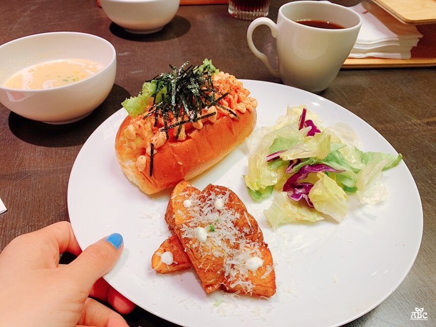 台中住宿紅點文旅|文青潮酷風格旅店，超大溜滑梯、膠囊咖啡機，走路就到中華路夜市！