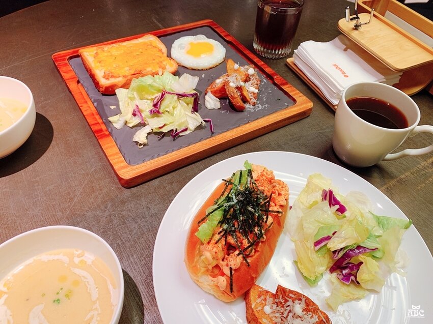 台中住宿紅點文旅|文青潮酷風格旅店，超大溜滑梯、膠囊咖啡機，走路就到中華路夜市！