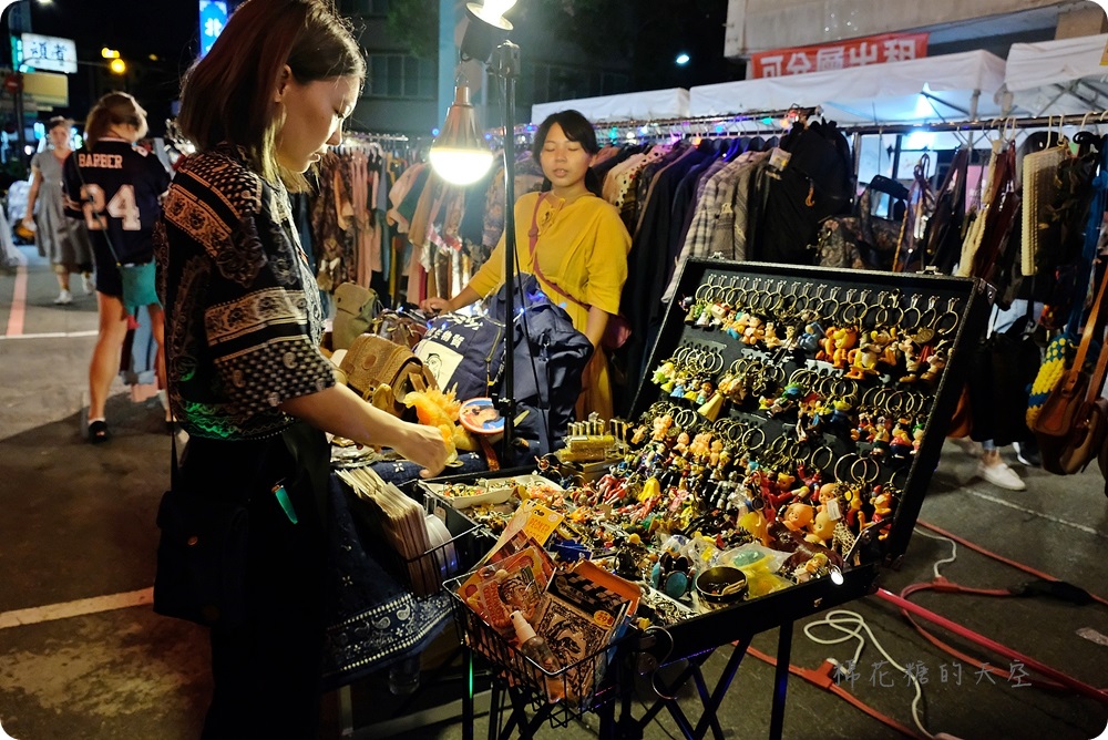 紅點文旅封街開趴啦!水泥車變身大型閃亮亮地球燈~快來動次動次~ 紅點文旅封街開趴啦!水泥車變身大型閃亮亮地球燈~快來動次動次~