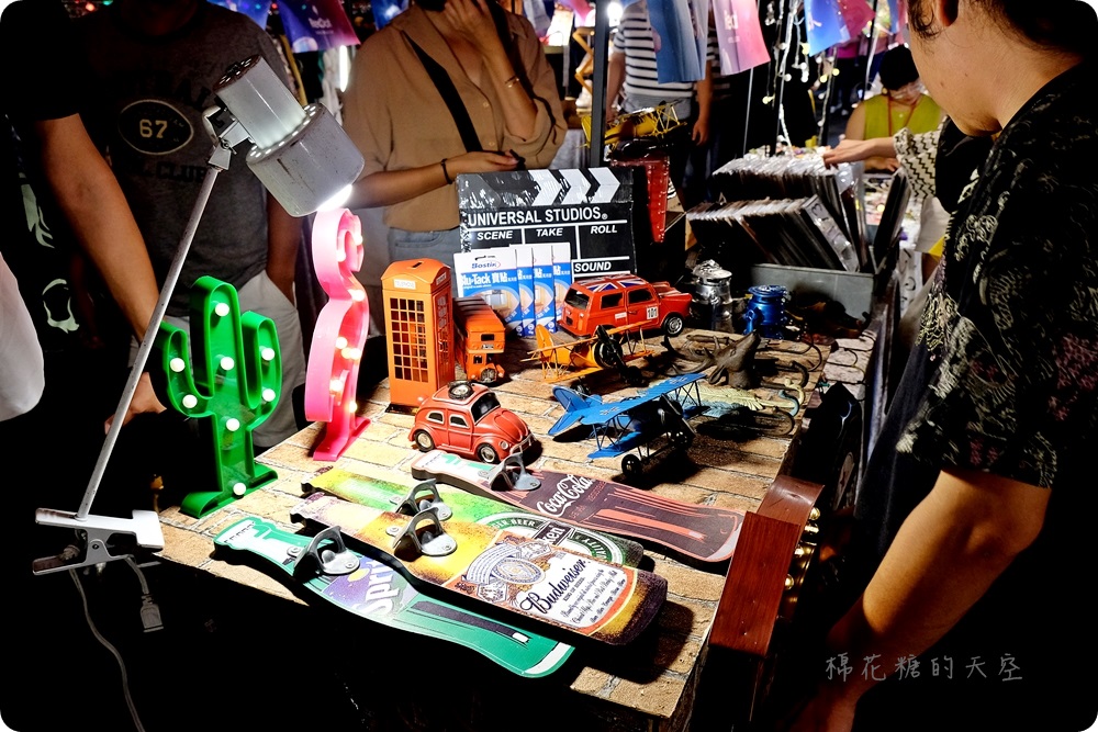 紅點文旅封街開趴啦!水泥車變身大型閃亮亮地球燈~快來動次動次~ 紅點文旅封街開趴啦!水泥車變身大型閃亮亮地球燈~快來動次動次~