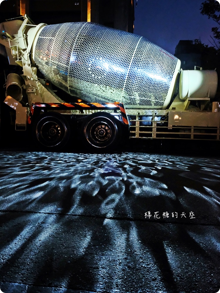 紅點文旅封街開趴啦!水泥車變身大型閃亮亮地球燈~快來動次動次~ 紅點文旅封街開趴啦!水泥車變身大型閃亮亮地球燈~快來動次動次~