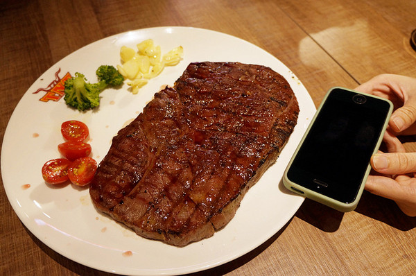 TNT美式炭烤牛排(三重店)：三重國小站♬大食客照過來！平價嚴選「比臉大」炭烤牛排，肉質鮮美大口嚼肉超痛快。　TNT美式炭烤牛排／三重店
