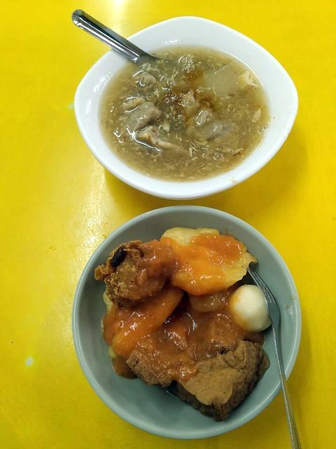 Tempura/Fried Fish Cake & Pork Thick Soup , Taiwanese dishes, Taipei, Taiwan, Nov 23, 2019,西門町萬年大樓貝玉甜不辣與肉羹