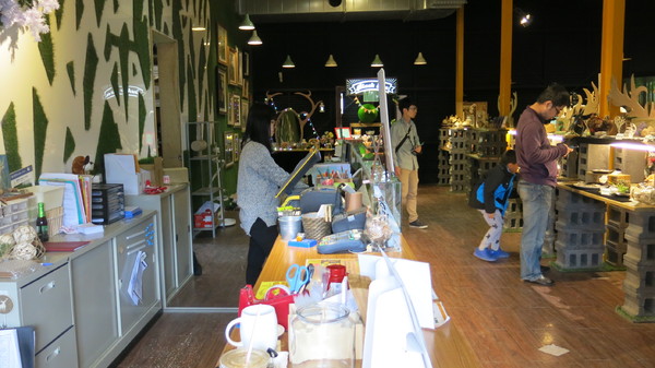 鹿境梅花鹿生態園區:墾丁~鹿境梅花鹿生態園區~溫馴的梅花鹿小朋友超好餵食呦~