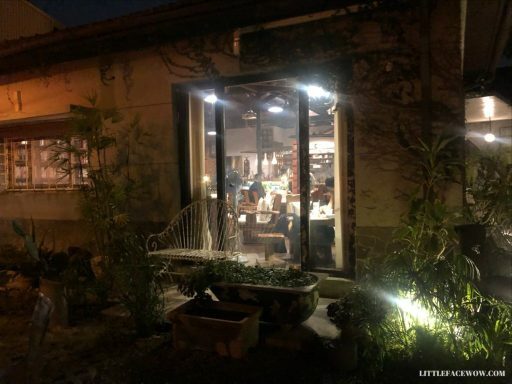 台南美食｜a room房間咖啡：和陌生人聚在一起看電影的復古咖啡廳