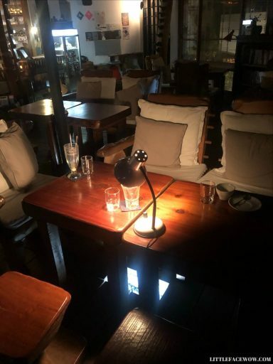 台南美食｜a room房間咖啡：和陌生人聚在一起看電影的復古咖啡廳