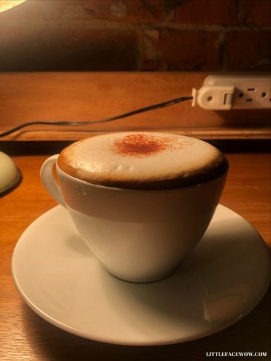 台南美食｜a room房間咖啡：和陌生人聚在一起看電影的復古咖啡廳