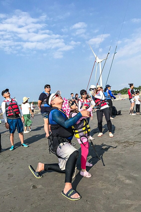 微放風箏節大型風箏展演，風轉大安海，逛市集、聽音樂，體驗風箏衝浪，親子同遊手作彩繪！