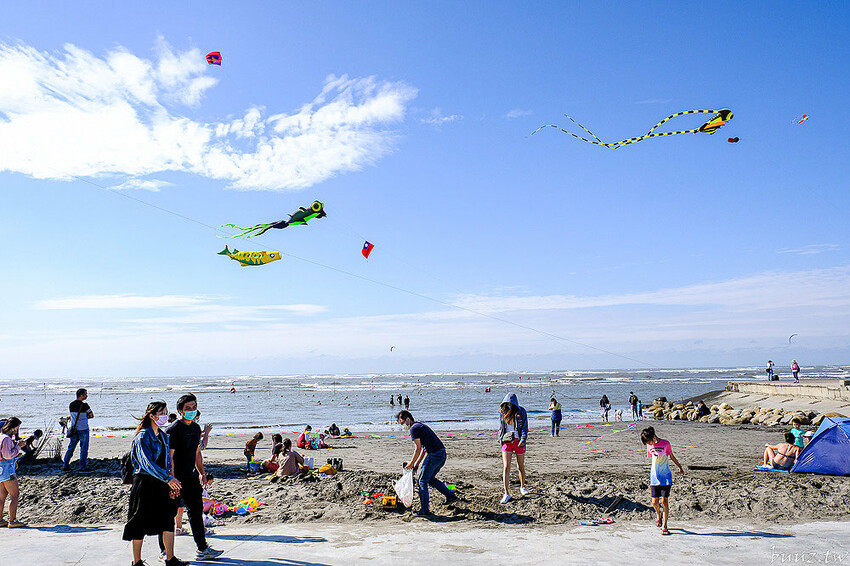 微放風箏節大型風箏展演，風轉大安海，逛市集、聽音樂，體驗風箏衝浪，親子同遊手作彩繪！