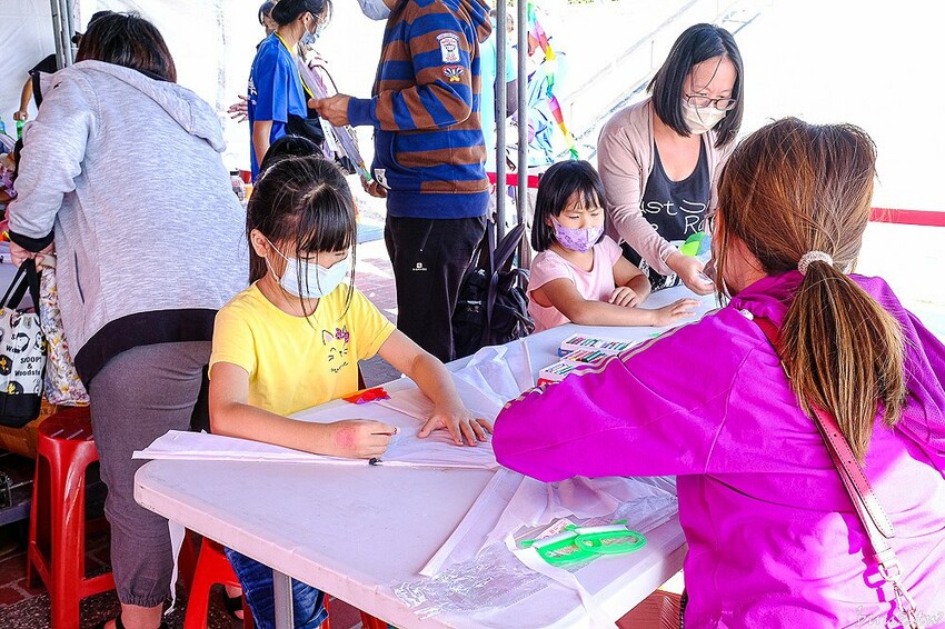 微放風箏節大型風箏展演，風轉大安海，逛市集、聽音樂，體驗風箏衝浪，親子同遊手作彩繪！