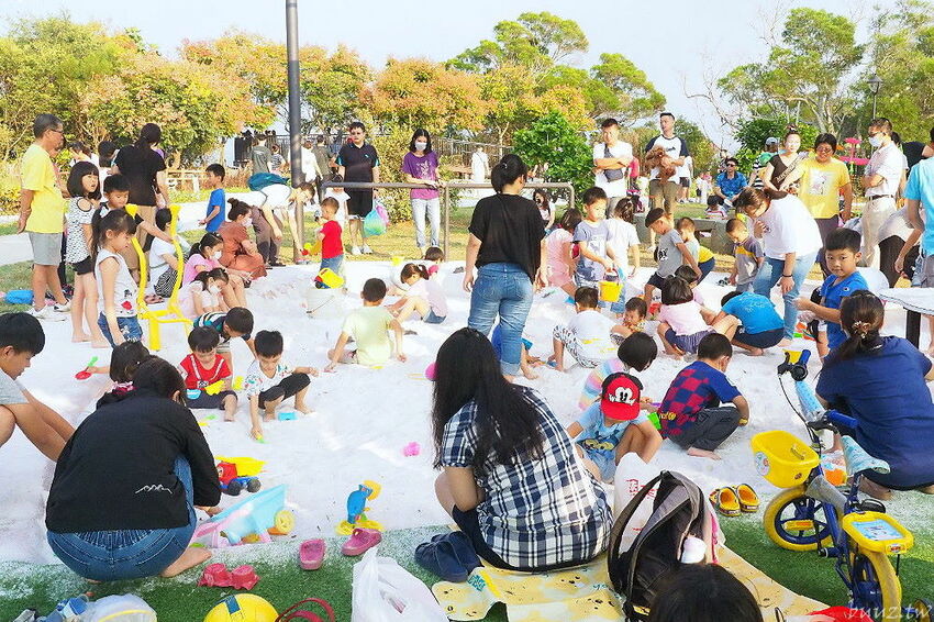 沁藍風箏節限定登場！大型地景藝術風箏天上飛揚，看衝浪競賽、風箏彩繪體驗，秋高氣爽大安微解風！