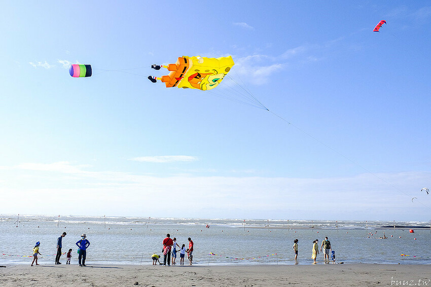 微放風箏節大型風箏展演，風轉大安海，逛市集、聽音樂，體驗風箏衝浪，親子同遊手作彩繪！