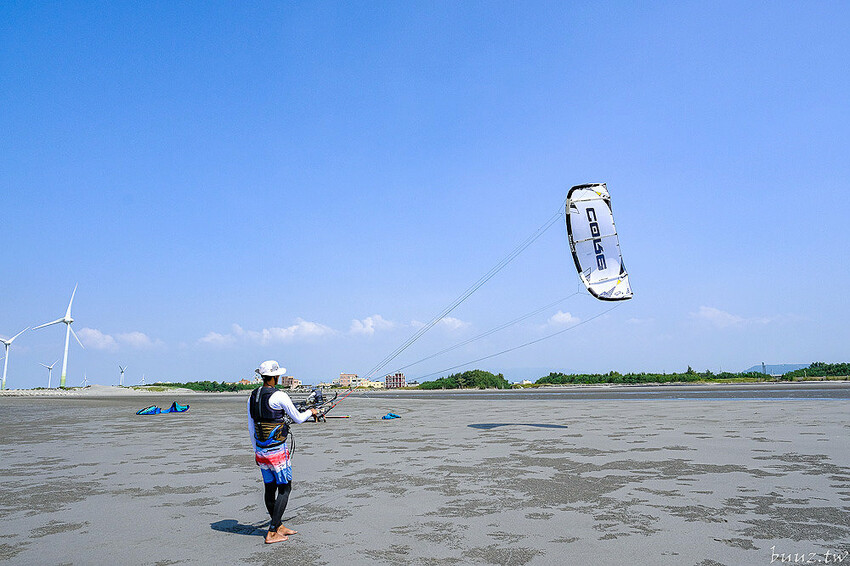 微放風箏節大型風箏展演，風轉大安海，逛市集、聽音樂，體驗風箏衝浪，親子同遊手作彩繪！