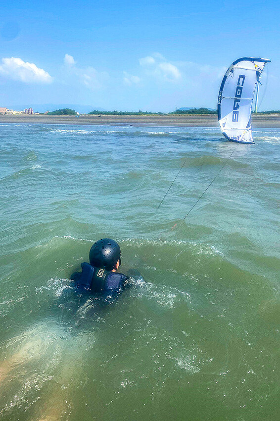 微放風箏節大型風箏展演，風轉大安海，逛市集、聽音樂，體驗風箏衝浪，親子同遊手作彩繪！