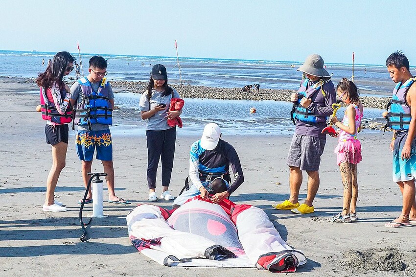 微放風箏節大型風箏展演，風轉大安海，逛市集、聽音樂，體驗風箏衝浪，親子同遊手作彩繪！
