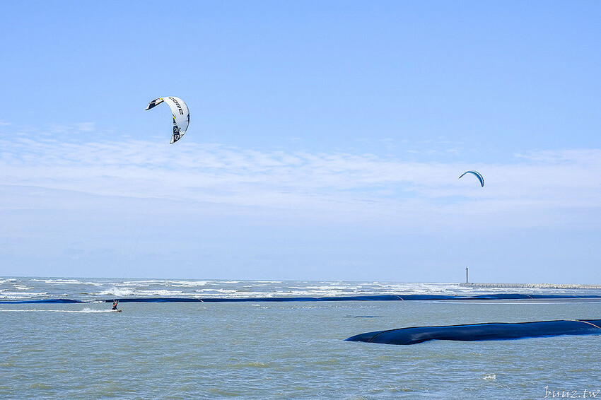 微放風箏節大型風箏展演，風轉大安海，逛市集、聽音樂，體驗風箏衝浪，親子同遊手作彩繪！