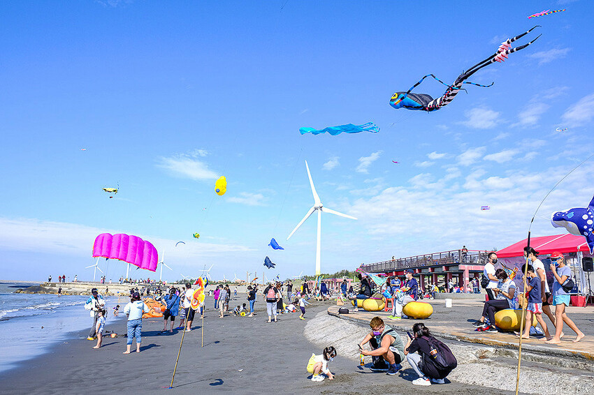 微放風箏節大型風箏展演，風轉大安海，逛市集、聽音樂，體驗風箏衝浪，親子同遊手作彩繪！