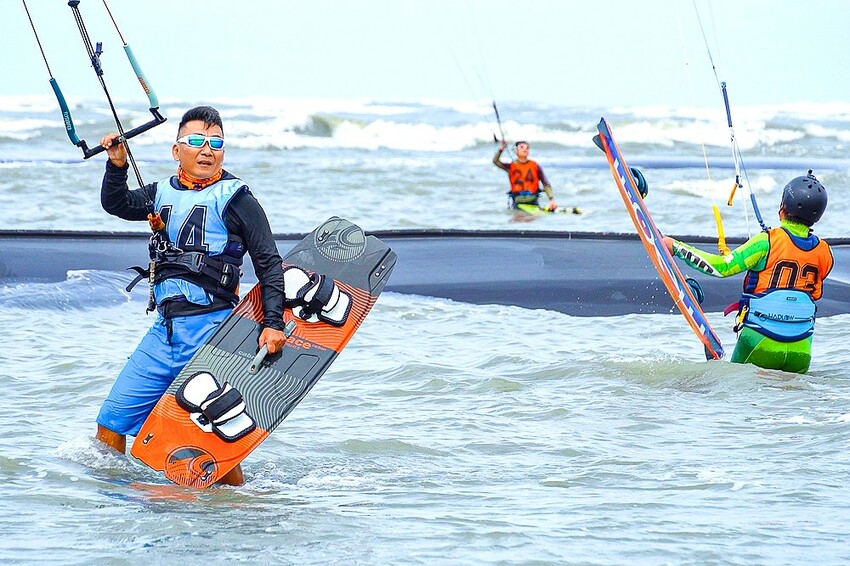 微放風箏節大型風箏展演，風轉大安海，逛市集、聽音樂，體驗風箏衝浪，親子同遊手作彩繪！