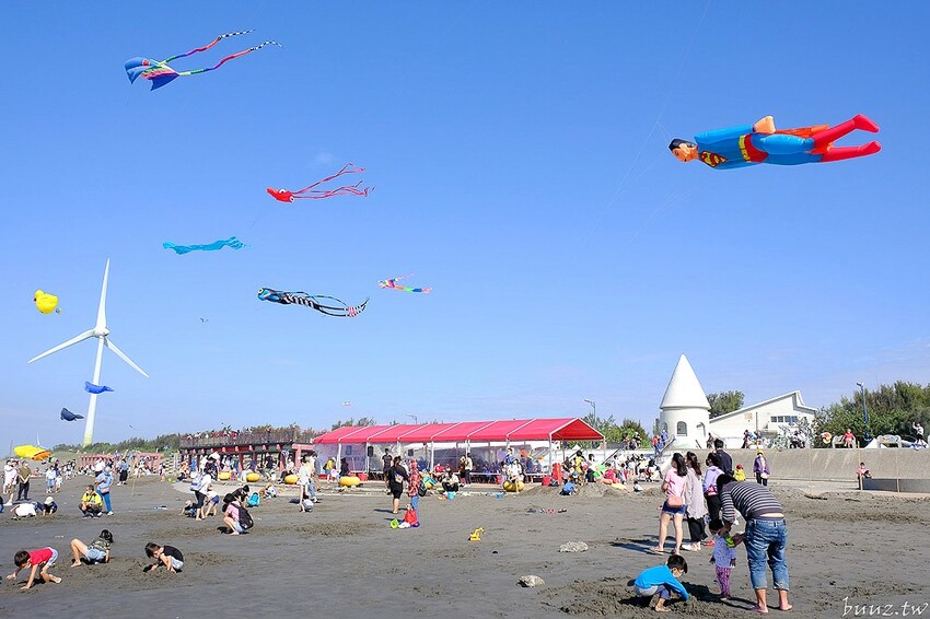 微放風箏節大型風箏展演，風轉大安海，逛市集、聽音樂，體驗風箏衝浪，親子同遊手作彩繪！