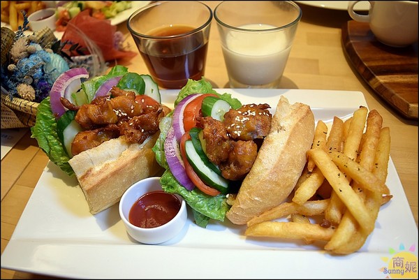 莎莎莉朵Sausalito CAFE:台中西區早午餐飲料喝到飽。莎莎莉朵Sausalito CAFE。美術館巷弄小秘境大份量平價美味聚餐首選@商妮吃喝遊樂