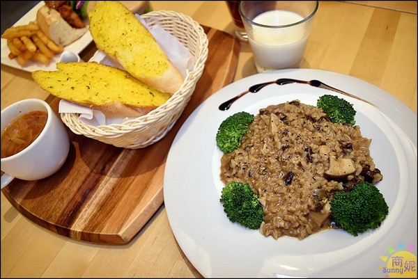 莎莎莉朵Sausalito CAFE:台中西區早午餐飲料喝到飽。莎莎莉朵Sausalito CAFE。美術館巷弄小秘境大份量平價美味聚餐首選@商妮吃喝遊樂