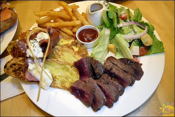 莎莎莉朵Sausalito CAFE:台中西區早午餐飲料喝到飽。莎莎莉朵Sausalito CAFE。美術館巷弄小秘境大份量平價美味聚餐首選@商妮吃喝遊樂