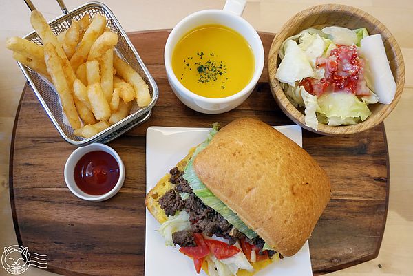 莎莎莉朵Sausalito CAFE：【星羽愛美食-台中】國美館附近新秘境，環境可愛餐點美味，明太子燉飯口口鮮美好好吃!!~莎莎莉朵 sausalito cafe