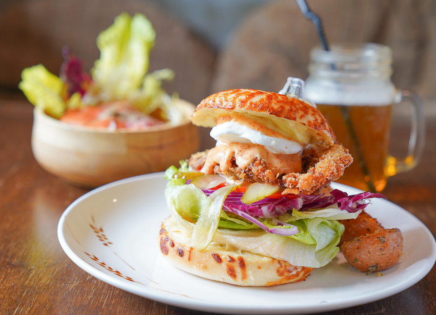 [高雄早午餐]奧斯汀人文咖啡-ig網美熱搜~藏在都市的峇里島渡假風格咖啡館 - 美食好芃友