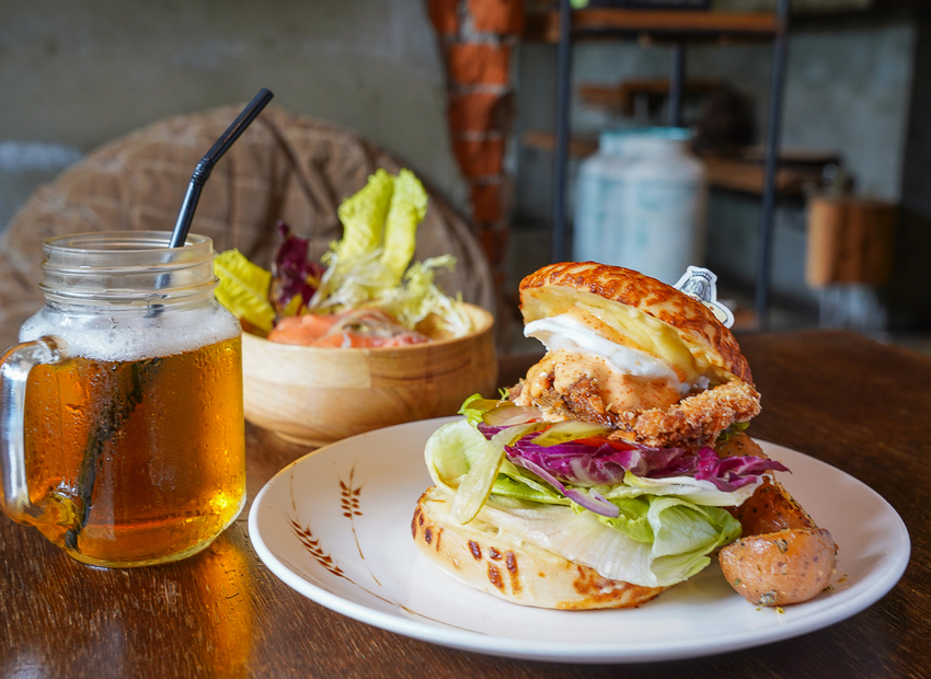 [高雄早午餐]奧斯汀人文咖啡-ig網美熱搜~藏在都市的峇里島渡假風格咖啡館 - 美食好芃友