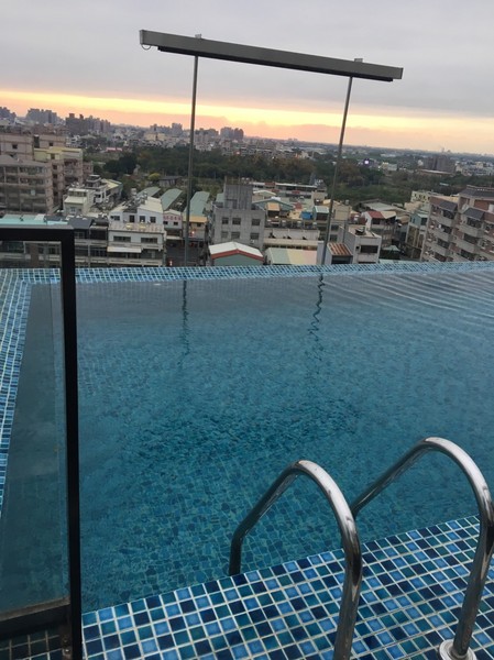 承億文旅 桃城茶樣子: 不用出國去新加玻金沙酒店 嘉義承億文旅 桃城茶樣子就有無邊際泳池 美到不要不要的 Bar酒吧 健身房 文創旅店 IG打卡熱點 承億文旅 桃城茶樣子: 不用出國去新加玻金沙酒店 嘉義承億文旅 桃城茶樣子就有無邊際泳池 美到不要不要的 Bar酒吧 健身房 文創旅店 IG打卡熱點