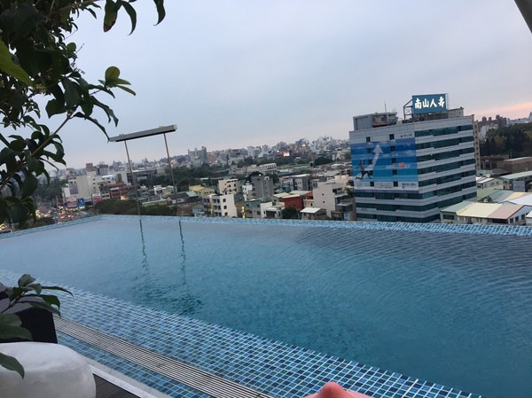 承億文旅 桃城茶樣子: 不用出國去新加玻金沙酒店 嘉義承億文旅 桃城茶樣子就有無邊際泳池 美到不要不要的 Bar酒吧 健身房 文創旅店 IG打卡熱點 承億文旅 桃城茶樣子: 不用出國去新加玻金沙酒店 嘉義承億文旅 桃城茶樣子就有無邊際泳池 美到不要不要的 Bar酒吧 健身房 文創旅店 IG打卡熱點