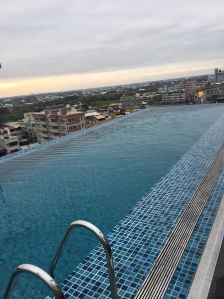 承億文旅 桃城茶樣子: 不用出國去新加玻金沙酒店 嘉義承億文旅 桃城茶樣子就有無邊際泳池 美到不要不要的 Bar酒吧 健身房 文創旅店 IG打卡熱點 承億文旅 桃城茶樣子: 不用出國去新加玻金沙酒店 嘉義承億文旅 桃城茶樣子就有無邊際泳池 美到不要不要的 Bar酒吧 健身房 文創旅店 IG打卡熱點