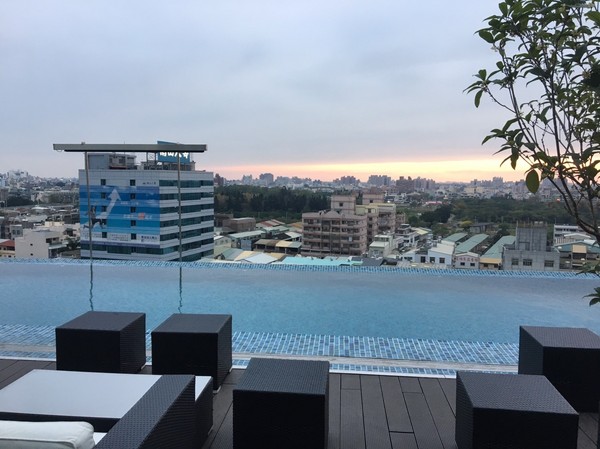 承億文旅 桃城茶樣子: 不用出國去新加玻金沙酒店 嘉義承億文旅 桃城茶樣子就有無邊際泳池 美到不要不要的 Bar酒吧 健身房 文創旅店 IG打卡熱點 承億文旅 桃城茶樣子: 不用出國去新加玻金沙酒店 嘉義承億文旅 桃城茶樣子就有無邊際泳池 美到不要不要的 Bar酒吧 健身房 文創旅店 IG打卡熱點