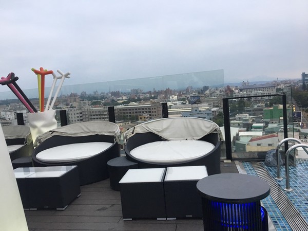 承億文旅 桃城茶樣子: 不用出國去新加玻金沙酒店 嘉義承億文旅 桃城茶樣子就有無邊際泳池 美到不要不要的 Bar酒吧 健身房 文創旅店 IG打卡熱點 承億文旅 桃城茶樣子: 不用出國去新加玻金沙酒店 嘉義承億文旅 桃城茶樣子就有無邊際泳池 美到不要不要的 Bar酒吧 健身房 文創旅店 IG打卡熱點