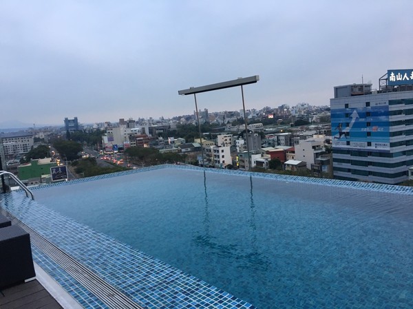 承億文旅 桃城茶樣子: 不用出國去新加玻金沙酒店 嘉義承億文旅 桃城茶樣子就有無邊際泳池 美到不要不要的 Bar酒吧 健身房 文創旅店 IG打卡熱點 承億文旅 桃城茶樣子: 不用出國去新加玻金沙酒店 嘉義承億文旅 桃城茶樣子就有無邊際泳池 美到不要不要的 Bar酒吧 健身房 文創旅店 IG打卡熱點