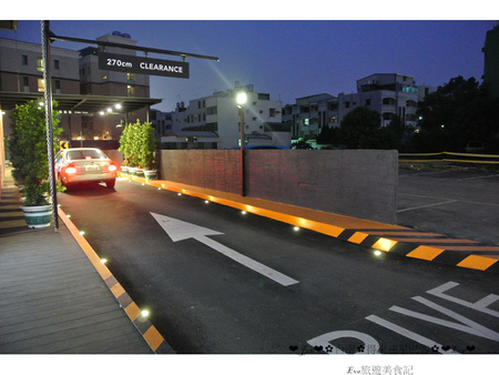 星巴克得來速 DRIVE THRU：【食遊記】oO。。台南　永康區　星巴克得來速 DRIVE THRU　全台第一家免下車買咖啡的星巴克！咖啡隨行～oO。o○。　