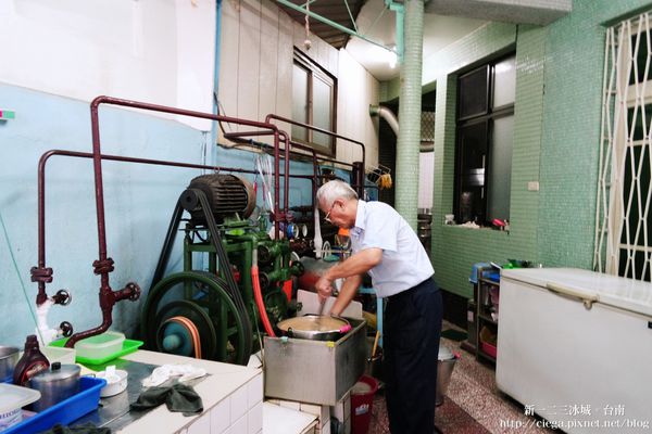 【台南北區│冰品】新一二三冰城│傳統懷舊香綿冰秤重賣、小巷弄裡的古老製冰機│午後銅板價冰品