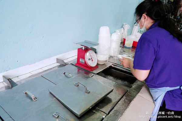 【台南北區│冰品】新一二三冰城│傳統懷舊香綿冰秤重賣、小巷弄裡的古老製冰機│午後銅板價冰品