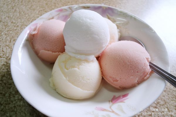 【台南北區│冰品】新一二三冰城│傳統懷舊香綿冰秤重賣、小巷弄裡的古老製冰機│午後銅板價冰品